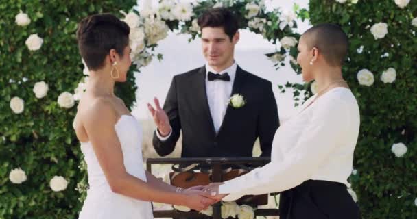 Esküvő Lgbt Leszbikus Menyasszony Ceremónián Ünneplés Nők Együtt Oltárnál Lelkész — Stock videók