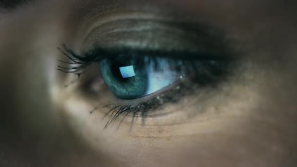 Oko Cyberbezpieczeństwo Lub Kobieta Programistka Nocy Myśląca Oprogramowaniu Seo Projektowaniu — Wideo stockowe