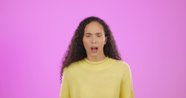 Stüdyodaki Kadının Surat Asması Hayal Kırıklığına Uğramış Yüzü Pembe Arka — Stok video
