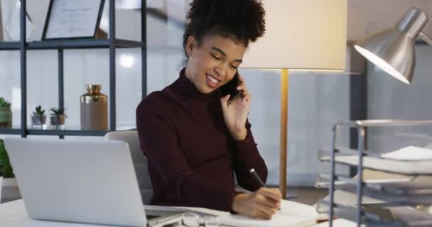 オフィス または夜に連絡を聞くノートパソコン上での書き込みやビジネスの女性 携帯電話 コンピュータノート アフリカの女性マルチタスク 幸せと入力期限 — ストック動画