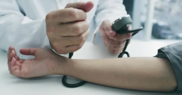 Kan Basıncı Monitör Erkek Doktor Hastane Klinikte Hasta Kolunu Elle — Stok video