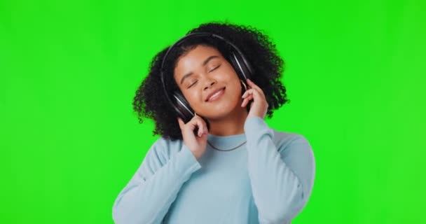 Kulaklıklar Kadın Yeşil Ekranda Müzik Eşliğinde Dans Etmek Mutluluk Enerji — Stok video