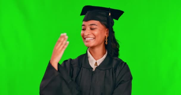 Graduação Estudante Mulher Com Mãos Tela Verde Para Espaço Mockup — Vídeo de Stock
