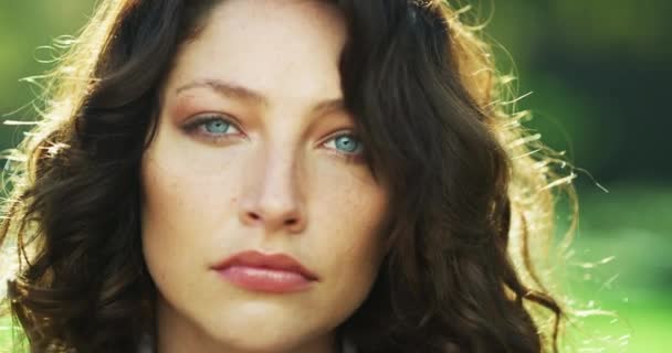 Жінка Обличчя Краса Відкритому Повітрі Природі Природною Косметикою Зелені Очі — стокове відео