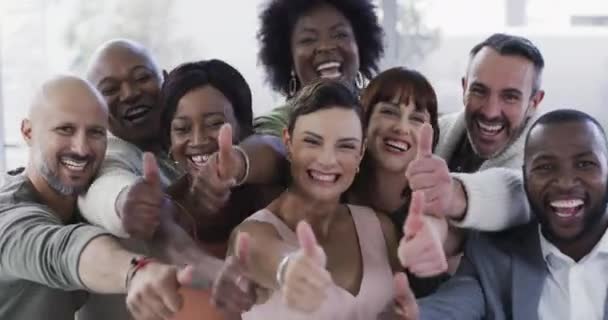 Mutlu Grupları Kazanmak Için Gülümseyin Başparmağınızı Kaldırın Ofiste Takım Çalışması — Stok video