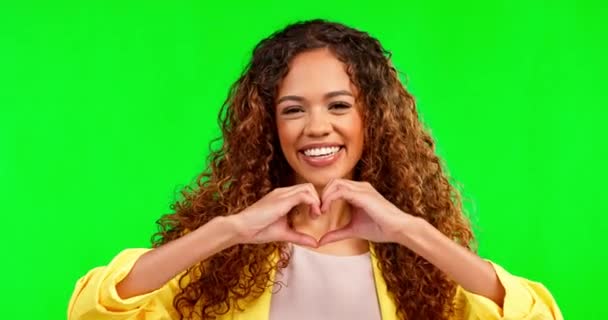 Щаслива Жінка Серцеві Руки Обличчя Студії Фон Зелений Екран Догляду — стокове відео