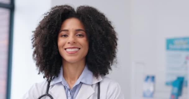 Wajah Wanita Dan Dokter Dengan Tangan Disilangkan Tersenyum Dan Sukses — Stok Video