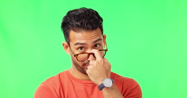 Tela Verde Suspeito Rosto Homem Com Óculos Isolados Fundo Estúdio — Vídeo de Stock