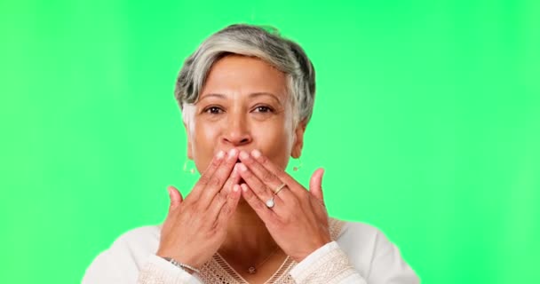 Зелений Екран Ударний Поцілунок Обличчя Старої Жінки Щастям Впевненістю Посмішкою — стокове відео
