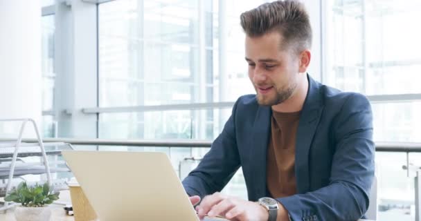 Happy Business Mand Skrive Laptop Kontoret Planlægning Online Forskning Email – Stock-video