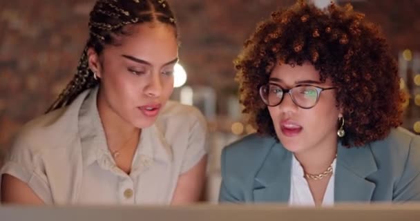 Kadın Çalışanlar Planlama Konuşma Yerinde Beyin Fırtınası Ofiste Teknoloji Tartışma — Stok video
