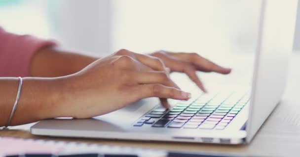 Manos Mujer Laptop Mecanografía Una Oficina Con Correo Electrónico Escritura — Vídeos de Stock