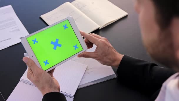 Tecla Digital Pantalla Verde Croma Con Tablet Hombre Negocios Para — Vídeo de stock