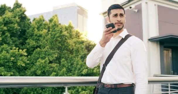 Højttaler Telefonopkald Samtale Mand Taler Rådgivning Taler Udendørs Mobiltelefon Diskussion – Stock-video