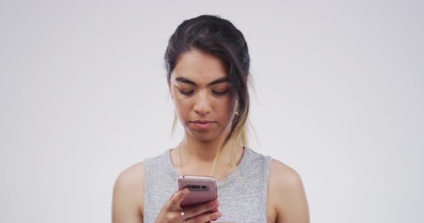 Szczęśliwy Telefon Kobieta Wpisując Studio Odizolowane Białym Tle Przestrzeń Makieta — Wideo stockowe
