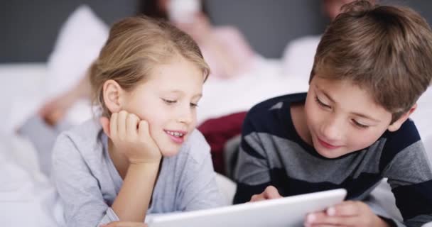 Enfants Avec Tablette Fille Garçon Avec Technologie Maison Détendre Dans — Video