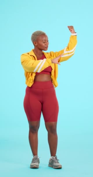 Músculo Fitness Forte Mulher Negra Flex Estúdio Para Motivação Empoderamento — Vídeo de Stock