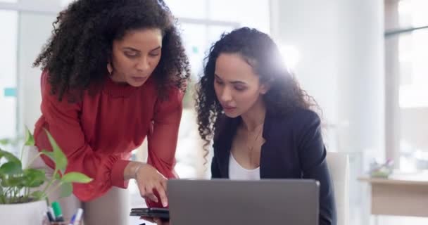 Teamwork Tablet Und Geschäftsfrauen Büro Helfen Mitarbeitern Bei Projekten Coaching — Stockvideo