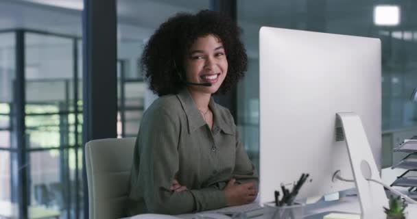 以计算机 微笑和咨询师的形象出现在客户服务代理中心 非洲虚拟助理的快乐 电话推销和面部表情 服务台带耳机的电话 — 图库视频影像