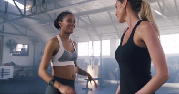 Fitness Dziewczyny Przybij Piątkę Siłowni Celem Ćwiczenia Trening Motywacją Szczęśliwi — Wideo stockowe