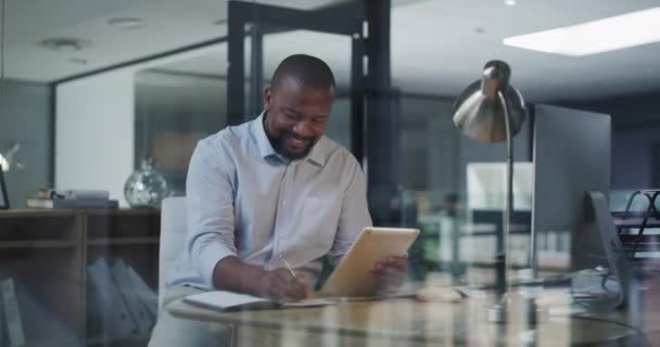 Технологии Бизнесмен Работает Ноутбуком Планшетом Столом Своего Офиса Рабочем Месте — стоковое видео