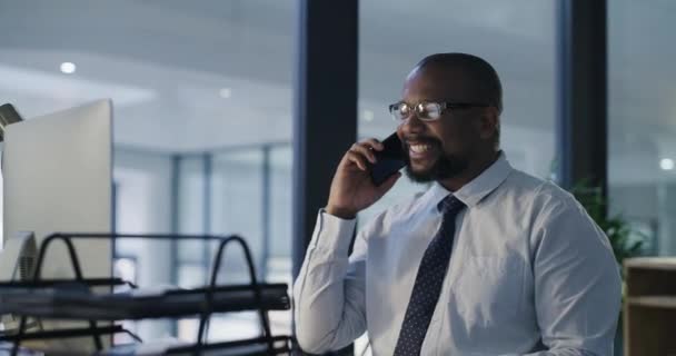 Adamı Sakin Ellerini Başının Üstüne Koyup Ofiste Başarılı Bir Telefon — Stok video