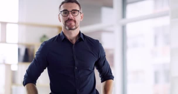 Tvář Šťastný Muž Ruce Zkřížené Úřadu Profesionální Podnikání Důvěra Začínající — Stock video