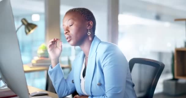 Burnout Dolor Cabeza Mujer Negra Computadora Oficina Por Noche Con — Vídeo de stock
