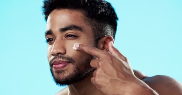 Beauté Visage Studio Homme Heureux Avec Produit Crème Pour Maquillage — Video