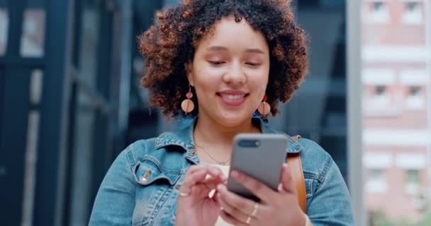Winning Phone Black Woman City Fist Pump Yes Wow Online — Stock Video