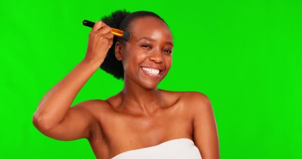 Kosmetyki Makijaż Czarna Kobieta Pędzlem Zielonym Ekranie Dla Piękna Twarzy — Wideo stockowe