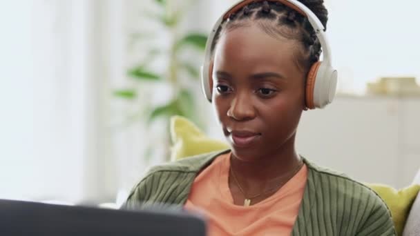 Zwarte Vrouw Werk Afstand Laptop Met Koptelefoon Typen Onderzoek Voor — Stockvideo