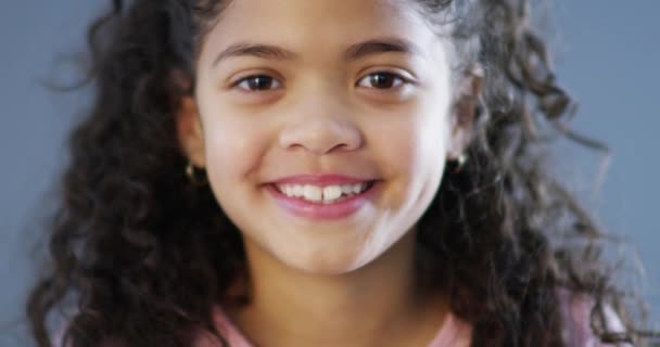 Arc Mosoly Latin Lány Közelkép Boldog Kék Háttér Büszke Vagy — Stock videók