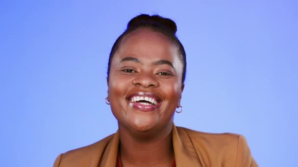Μαύρη Γυναίκα Γελώντας Και Πρόσωπο Επιχειρηματία Ευτυχία Και Χαμόγελο Στούντιο — Αρχείο Βίντεο