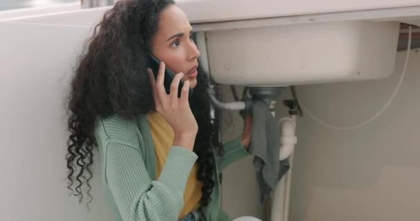 Spüle Leck Sanitär Und Frau Auf Einem Anruf Für Wartung — Stockvideo