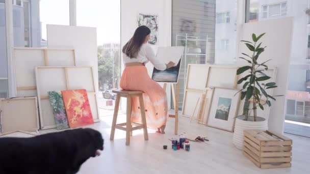 Perro Pintor Mujer Pintando Sobre Lienzo Sala Galería Arte Estudio — Vídeos de Stock