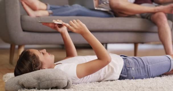 快乐的家庭在客厅里 在他们的家里社交媒体上 与笔记本电脑 流媒体和在沙发上与女儿在平板电脑上玩游戏的快乐人建立关系网或连接 — 图库视频影像