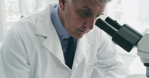 Nauka Pomysł Tablet Człowiekiem Mikroskopem Dla Medycyny Farmacji Chemii Badania — Wideo stockowe