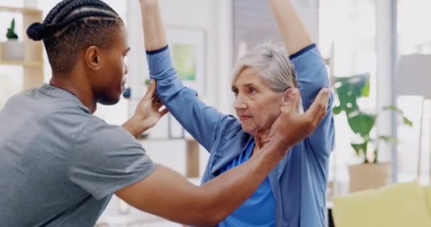 Fisioterapeuta Hombre Negro Mujer Mayor Con Mancuernas Rehabilitación Consulta Paciente — Vídeos de Stock