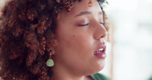 Tenang Damai Dan Perempuan Bernapas Untuk Relaksasi Harmoni Dan Kesehatan — Stok Video