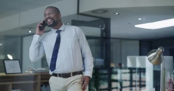 Czarny Człowiek Biznesie Telefon Komunikacja Siecią B2B Uśmiech Miejscu Pracy — Wideo stockowe