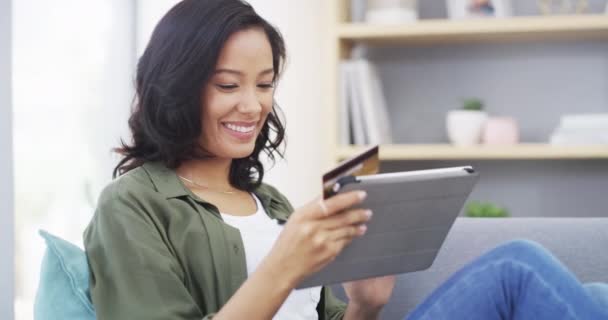 Pagamento Compras Line Uma Mulher Com Cartão Crédito Tablet Sofá — Vídeo de Stock