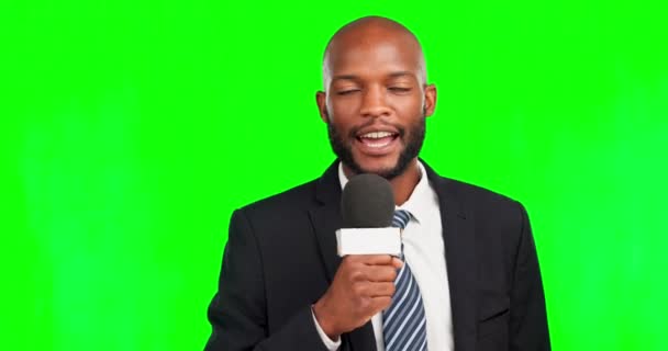 Homem Microfone Rosto Para Notícias Estúdio Tela Verde Com Sorriso — Vídeo de Stock
