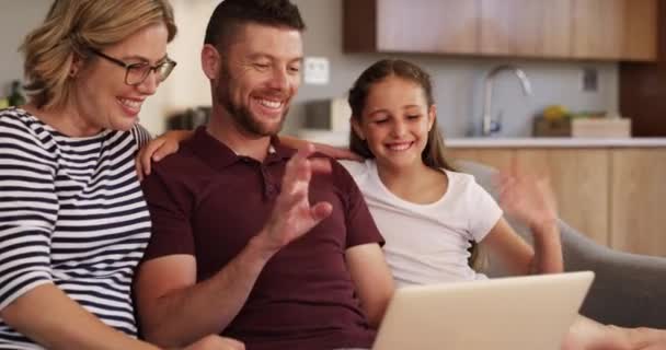 Laptop Famiglia Onda Videochiamata Sul Divano Del Soggiorno Casa Felicità — Video Stock