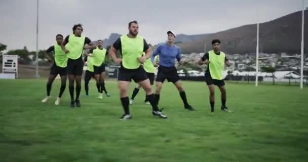 Rugby Training Coach Met Mannen Die Trainen Opwarmen Voor Training — Stockvideo