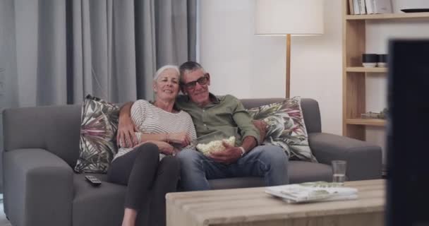 Senioren Paar Umarmen Und Entspannen Vor Dem Fernseher Lachen Für — Stockvideo