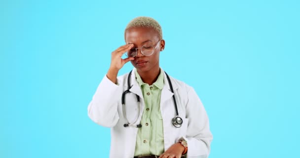 黑人妇女 医生和头痛在倦怠 压力或焦虑与蓝色工作室背景 非洲女性医务专业人员头部疼痛 疼痛或紧张 并因模仿而过度劳累 — 图库视频影像