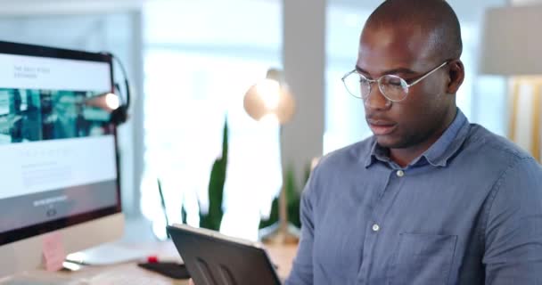 Pensamiento Negocios Serio Hombre Negro Oficina Tableta Para Las Ideas — Vídeo de stock