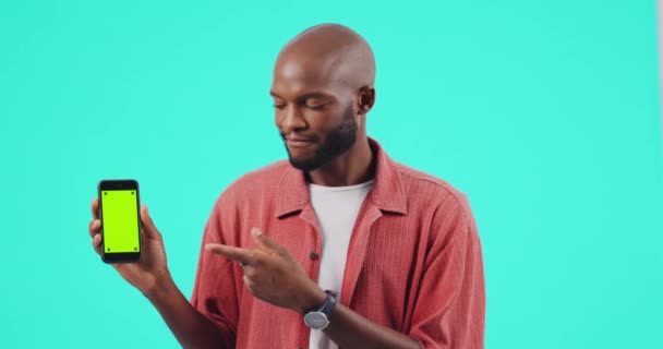 Homem Telefone Dedo Apontando Para Mockup Tela Verde Para Revisão — Vídeo de Stock