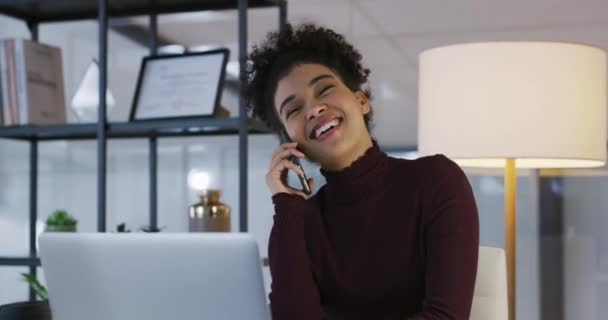 Appel Téléphonique Femme Drôle Affaires Bureau Communication Écoute Pour Contacter — Video
